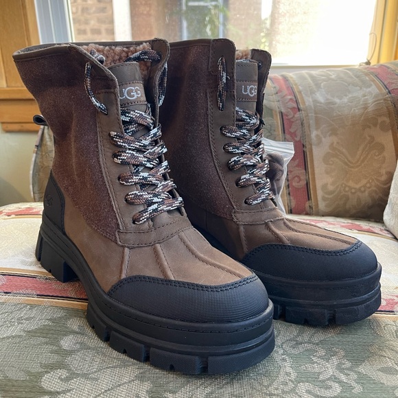 UGG Ashton Addie Boot. Size 8.5 Women 
N8-08 - Picture 1 of 7